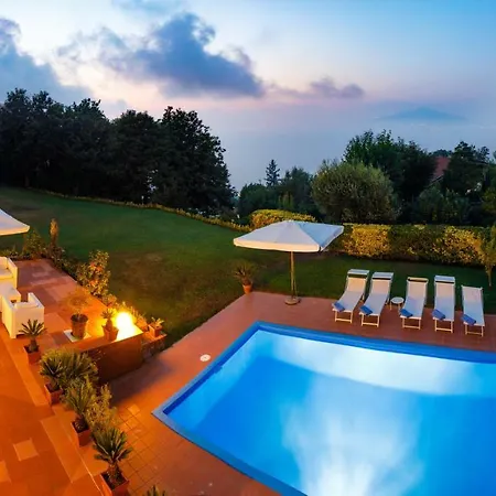 Sleeps 10 Pool Air Con Wifi